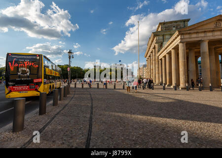 BERLIN, ALLEMAGNE - 24 août : la Brandenburger Tor (Porte de Brandebourg) est l'ancienne porte de Berlin le 24 août 2013. Elle a été reconstruite à la fin Banque D'Images