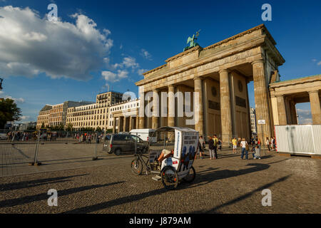 BERLIN, ALLEMAGNE - 24 août : la Brandenburger Tor (Porte de Brandebourg) est l'ancienne porte de Berlin le 24 août 2013. Elle a été reconstruite à la fin Banque D'Images