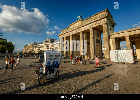 BERLIN, ALLEMAGNE - 24 août : la Brandenburger Tor (Porte de Brandebourg) est l'ancienne porte de Berlin le 24 août 2013. Elle a été reconstruite à la fin Banque D'Images