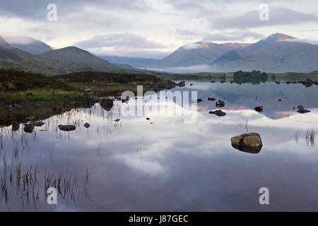 Une belle scène d'misty les rives de Lochan na h-Achlaise sur Rannoch Moor l'Écosse à la recherche pour le Mont Noir. Banque D'Images