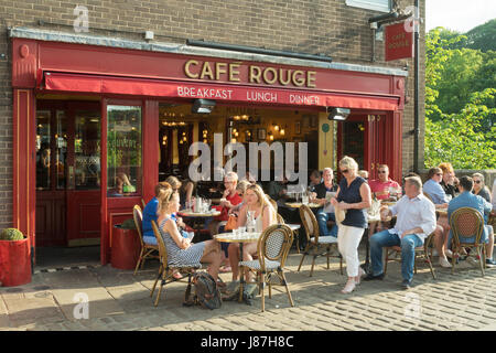 Les gens assis à l'extérieur Café Rouge dans la ville de Durham, England, UK Banque D'Images