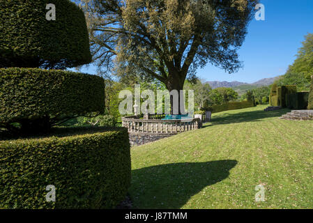 Plas Brondanw jardins près de Garreg, au nord du Pays de Galles. Un magnifique jardin créé par Clough Williams-Ellis. Banque D'Images