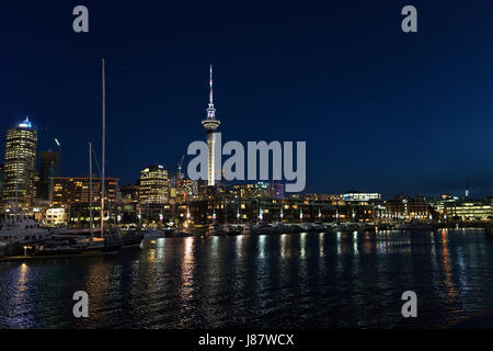 Vue sur Auckland Nouvelle zélande ville et Sky tower de nuit avec des lumières se reflétant dans le port Banque D'Images