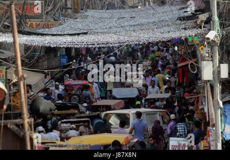 New Delhi, Inde. 27 mai, 2017. Immense foule d'Indiens musulmans à la veille de Ramadan à Jama Masjid Market à New Delhi. Credit : Wasim Sarvar/Pacific Press/Alamy Live News Banque D'Images
