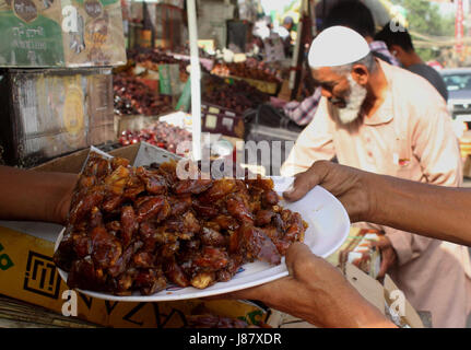 New Delhi, Inde. 27 mai, 2017. Acheter musulmans indiens Date (khajur) sur un magasin d'être venu saint mois du Ramadan à Jama Masjid à New Delhi. Credit : Wasim Sarvar/Pacific Press/Alamy Live News Banque D'Images
