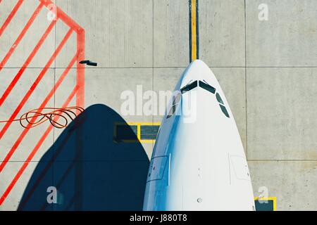 Vue aérienne de l'aéroport. Le roulage de l'avion à l'aérogare. Banque D'Images