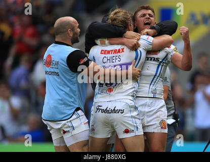 Le chef d'Exeter Henry Slade (à droite) célèbre après avoir remporté l'Aviva Premiership finale dans le stade de Twickenham, Londres. Banque D'Images