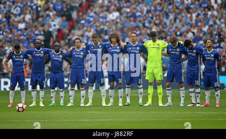 Les joueurs de Chelsea à observer une minute de silence en mémoire des victimes de l'attaque terroriste de Manchester, au cours de la Unis finale de la FA Cup au stade de Wembley, Londres. Banque D'Images