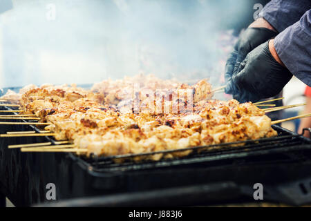 La cuisson de la viande de poulet sur le gril Banque D'Images