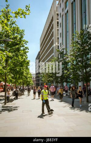 Une balayeuse sur Boulevard du Roi, King's Cross, Londres, Angleterre, Royaume-Uni Banque D'Images