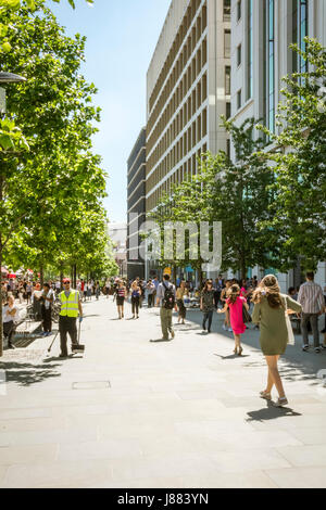 Une balayeuse sur Boulevard du Roi, King's Cross, Londres, Angleterre, Royaume-Uni Banque D'Images