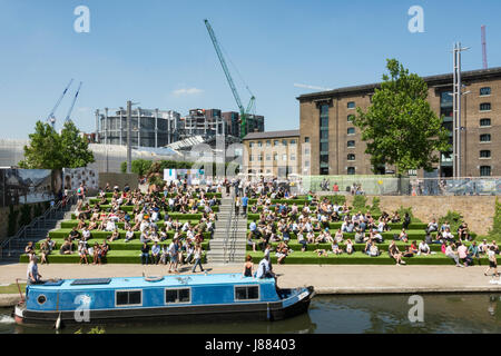 La foule se détendre dans le grenier Square, King's Cross, Londres, Angleterre, Royaume-Uni Banque D'Images