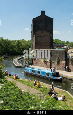 Un bateau étroit Grenier approches Square, King's Cross, Londres, Angleterre, Royaume-Uni Banque D'Images