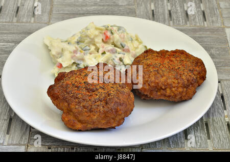 Deux boulettes de viande avec la salade de pommes de terre sur la plaque blanche, Close up, macro, full frame Banque D'Images