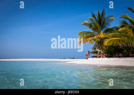 Une plage de sable de corail blanc dans les Maldives Banque D'Images