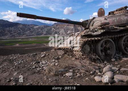 Un réservoir russe abandonné sur la route de Jalalabad à Kaboul, Afghanistan Banque D'Images