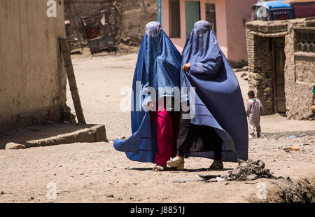 Les femmes afghanes en burqa marche dans la rue à Kaboul Banque D'Images