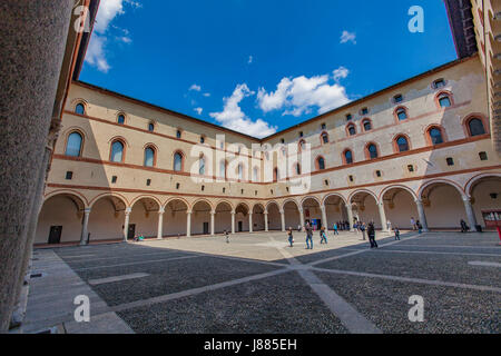 MILAN, ITALIE - 30 avril 2017 : personnes non identifiées à Cortile della Rocchetta au château Sforzesco de Milan, Italie. Ce château renaissance a été construit b Banque D'Images