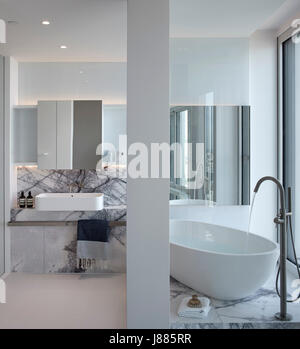 Une salle de bains privative. South Bank Tower, London, Royaume-Uni. Architecte : Johnson Naylor , 2016. Banque D'Images