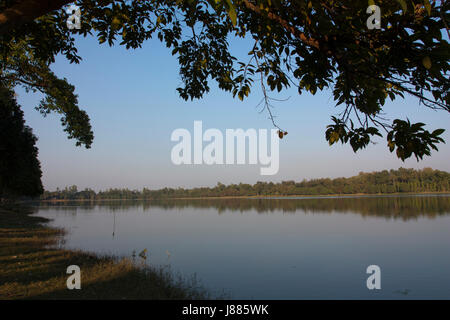 Ramsagar est un réservoir d'eau situé dans le village de Tejpur environ 8 km au sud de Dinajpur ville. Il est considéré comme le plus grand réservoir à l'homme Banque D'Images