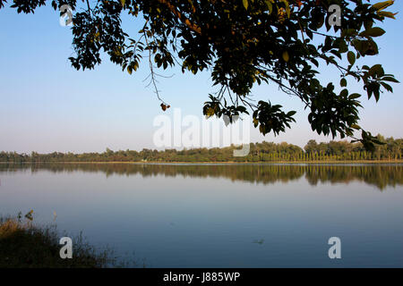 Ramsagar est un réservoir d'eau situé dans le village de Tejpur environ 8 km au sud de Dinajpur ville. Il est considéré comme le plus grand réservoir à l'homme Banque D'Images
