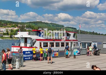 BRNO, République tchèque 27 mai, 2017 : bateau de croisière à Brno dam. Endroit de vacances des habitants de Brno. Voyage au barrage a commencé en 1945 Banque D'Images