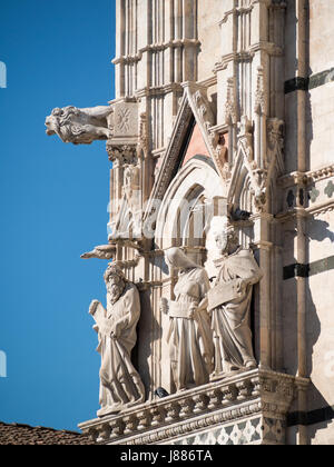 Sculptures de façade Duomo Sienne Banque D'Images
