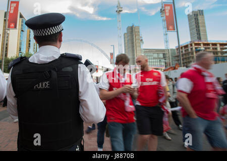 Patrouille de policiers armés à l'extérieur au stade de Wembley à la suite de la finale de la FA Cup entre Arsenal et Chelsea, comme les Britanniques ont été encouragés à profiter de leur week-end férié comme prévu après que la police a examiné la sécurité à plus de 1 300 événements qui ont suivi l'attaque terroriste de Manchester. Banque D'Images