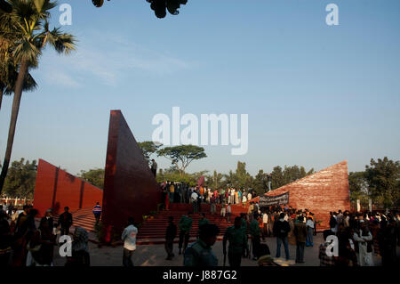 Les gens envahissent la martyrisés' intellectuels cimetière à Mirpur dans la ville à l'occasion de la journée d'Intellectuels martyrisés. Dhaka, Bangladesh. Banque D'Images