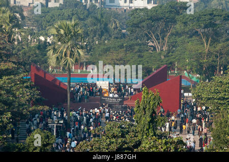 Les gens envahissent la martyrisés' intellectuels cimetière à Mirpur dans la ville à l'occasion de la journée d'Intellectuels martyrisés. Dhaka, Bangladesh. Banque D'Images