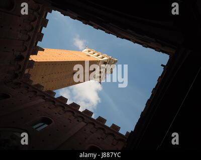 Torre del Mangia vu de l'intérieur de Palazzo Comunale courtyard, Sienne Banque D'Images