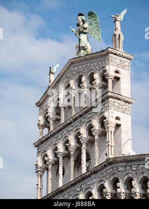 Saint Michel l'Archange au sommet de la façade de San Michele à Foro, Lucques Banque D'Images