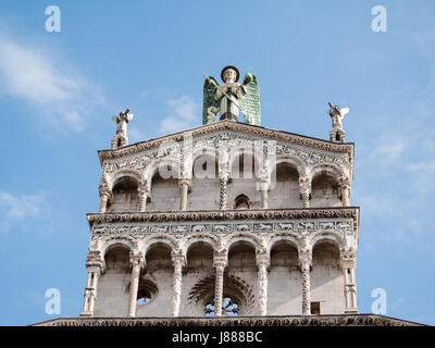 Saint Michel l'Archange au sommet de la façade de San Michele à Foro, Lucques Banque D'Images