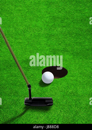 À l'aide d'un club de golf putter pour frapper une relativement courte et basse vitesse course sur balle de golf à courte distance de trou avec copie espace. Orientation verticale Banque D'Images