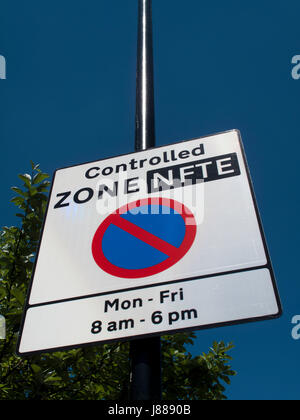 Panneau indiquant la zone contrôlée par les restrictions de stationnement entre lundi et vendredi Banque D'Images