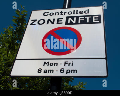 Panneau indiquant la zone contrôlée par les restrictions de stationnement entre lundi et vendredi Banque D'Images
