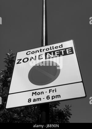 Panneau indiquant la zone contrôlée par les restrictions de stationnement entre lundi et vendredi Banque D'Images