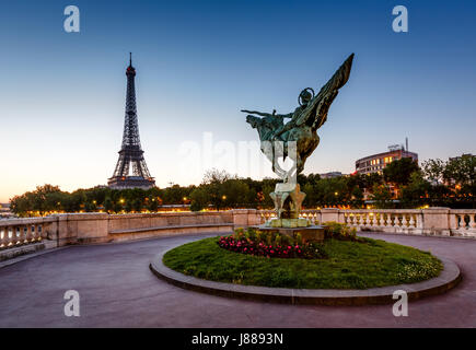 France va naître statue sur le pont Bir-Hakeim et de la Tour Eiffel à l'Aube, Paris, France Banque D'Images