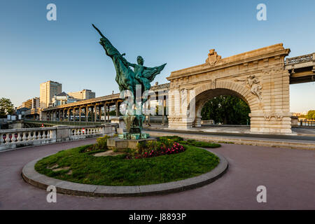 France va naître statue sur Pont de Bir-Hakeim à l'Aube, Paris, France Banque D'Images