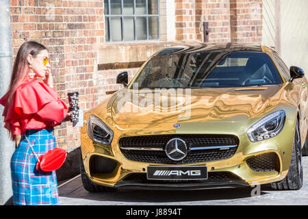 Voiture de sport Mercedes Benz or au Mercedes Benz Fashion Week Australie tenue à Carriageworks à Sydney Banque D'Images