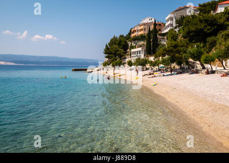 Mer bleue profonde avec l'eau transparente et belle plage de l'Adriatique en Croatie Banque D'Images