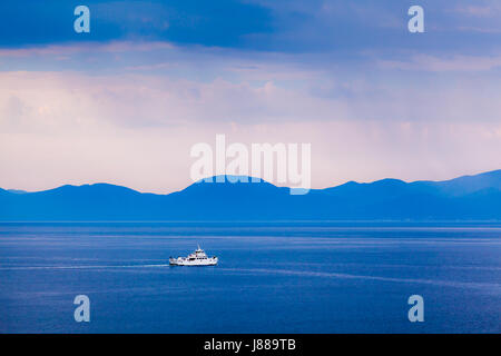 Passage bateau Île de Brac dans la matinée pluvieuse, Croatie Banque D'Images