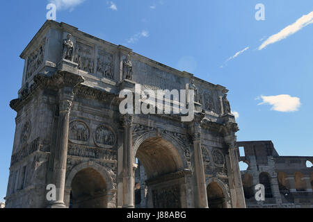 L'Arc de triomphe de Constantin à Rome, Italie à côté du Colisée. Banque D'Images