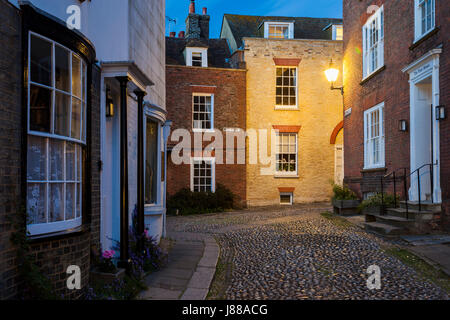 Soir sur Mermaid Street à Rye, East Sussex, Angleterre. Banque D'Images