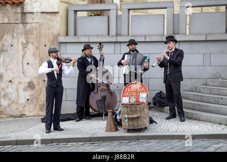 Prague, République tchèque - 20 mars 2017 : groupe de musiciens de rue dans le centre-ville de la scène Banque D'Images