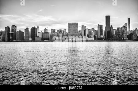 New York City panorama sur la rivière de l'est blanc et noir Banque D'Images