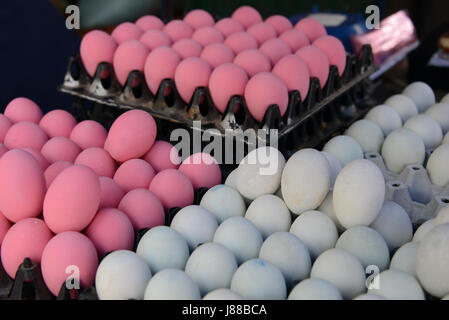 Les œufs de couleur en vente sur le marché journalier à Luang Prabang, Laos Banque D'Images