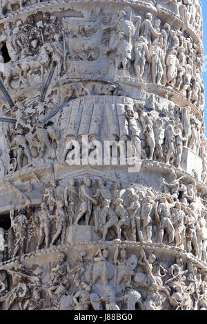 La colonne de Marc-aurèle dans la Piazza Colonna, Rome, Italie. Banque D'Images