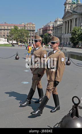 La marche des gardes autour du drapeau hongrois de Lajos Kossuth Square à Budapest, Hongrie. Banque D'Images