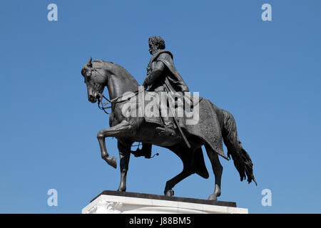 Statue de Gyula Andrássy, homme d'État hongrois, à cheval à côté du bâtiment du parlement hongrois à Budapest, Hongrie. Banque D'Images